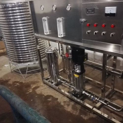 博愛1噸飲料廠用純凈水設(shè)備 鄭州1噸反滲透設(shè)備，食品凈水設(shè)備的關(guān)鍵選擇